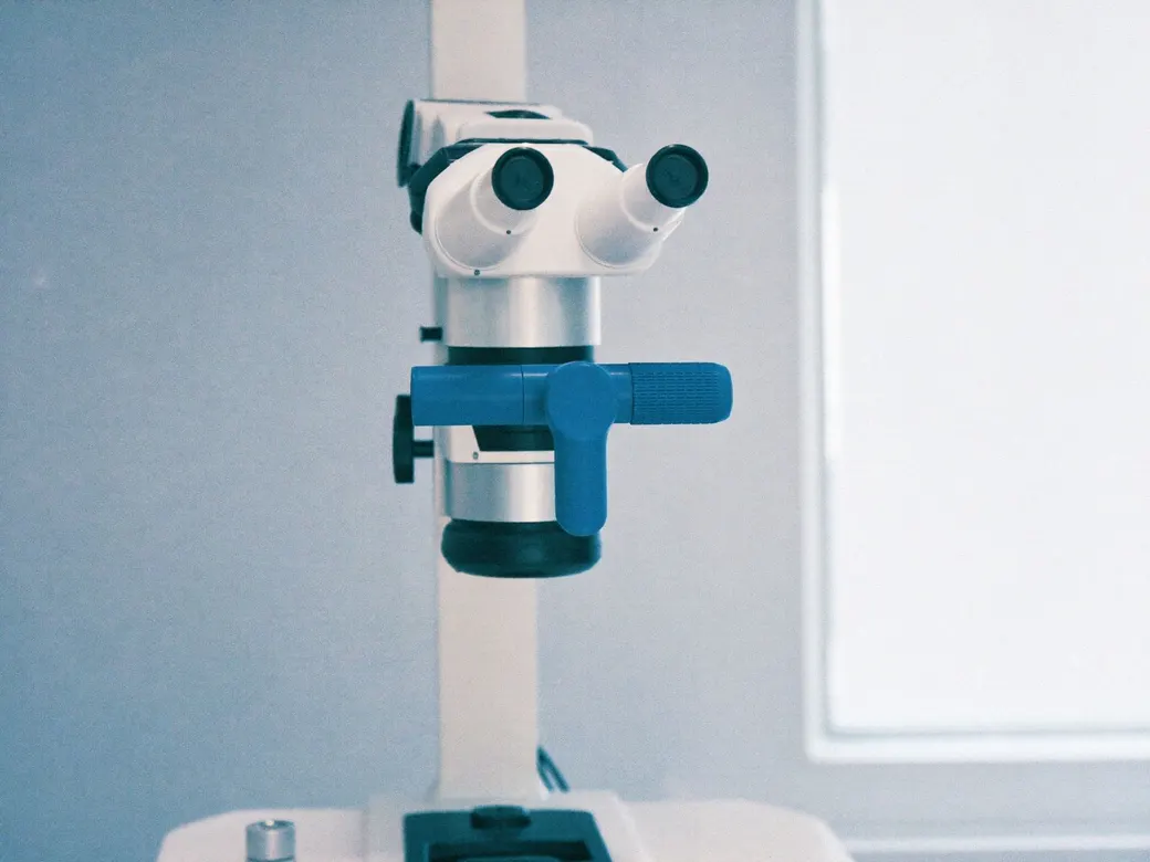 Oculares de una lámpara de hendidura, el microscopio con que reviso el nervio óptico
