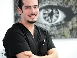 Dr. Emmanuel Bolaños, cirujano oftalmólogo, con uniforme quirúrgico negro
