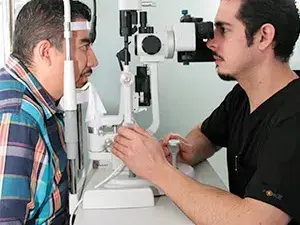 El Dr. Bolaños revisa a un paciente con lámpara de hendidura