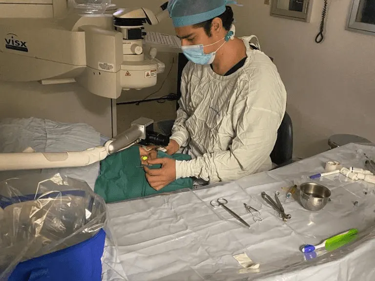 El Dr. Bolaños prepara a un paciente en el quirófano